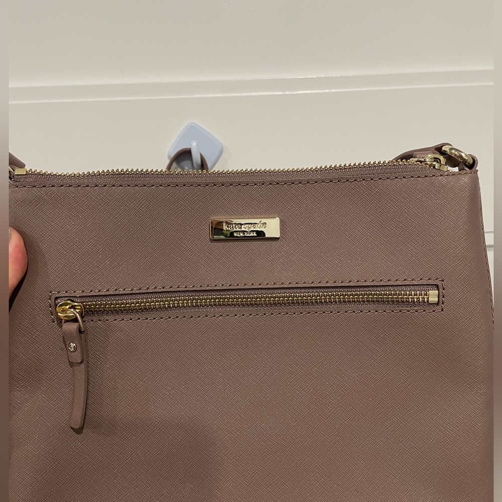 Mauve taupe Kate Spade crossbody bag! ♠️